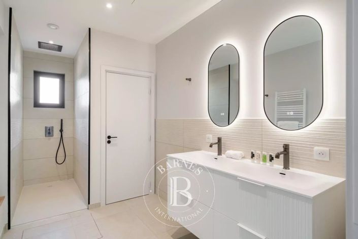 Image No.11-3 Bed House for sale