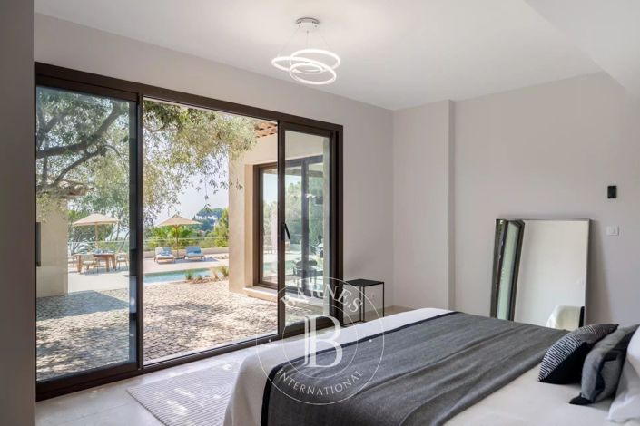 Image No.8-3 Bed House for sale