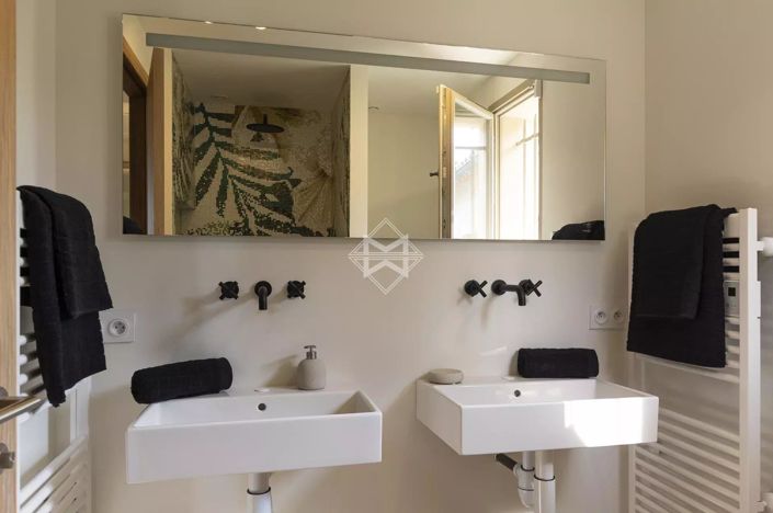 Image No.8-5 Bed House for sale