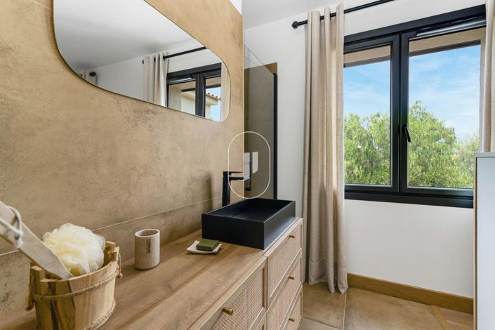 Image No.8-4 Bed House for sale