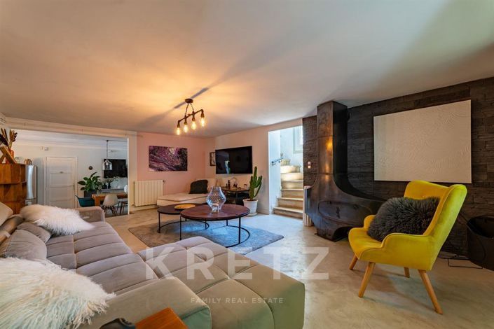 Image No.1-4 Bed House for sale