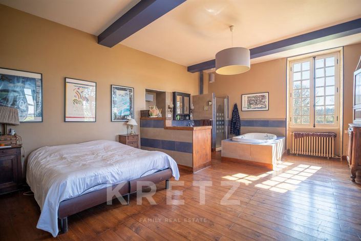 Image No.8-10 Bed Property for sale