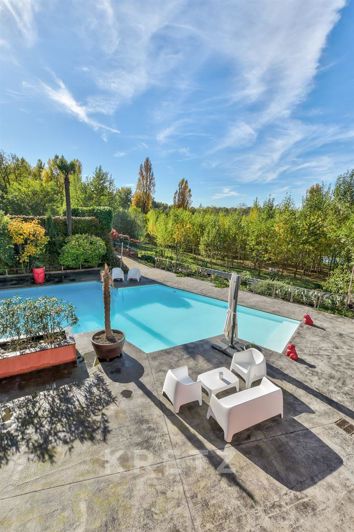 Image No.2-8 Bed House for sale