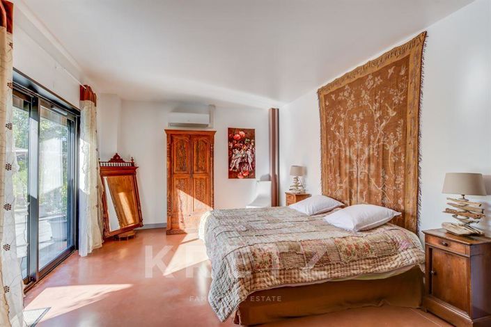 Image No.5-8 Bed House for sale