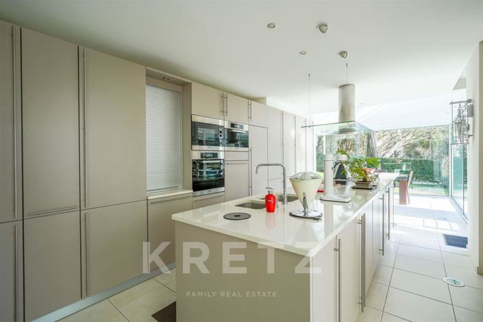 Image No.18-6 Bed House for sale