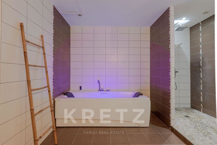 Image No.12-5 Bed Property for sale