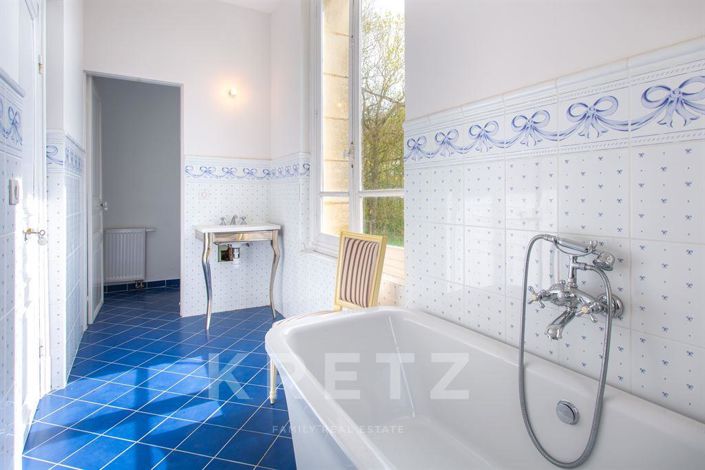 Image No.11-9 Bed Property for sale