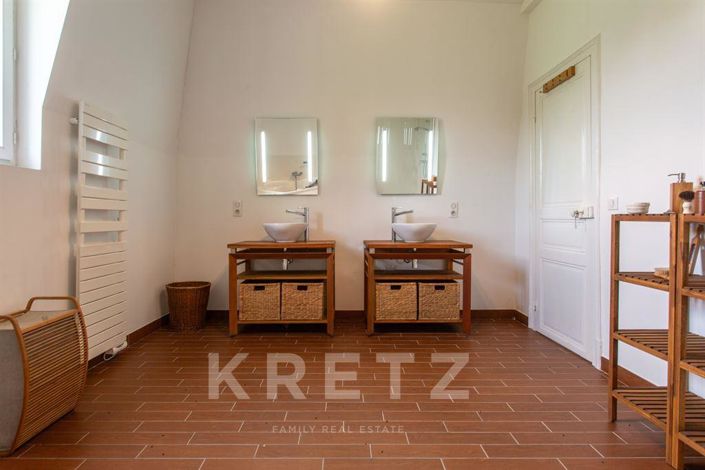 Image No.12-9 Bed Property for sale