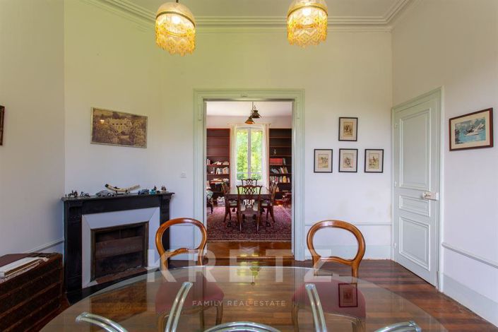 Image No.5-9 Bed Property for sale