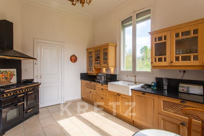 Image No.6-9 Bed Property for sale