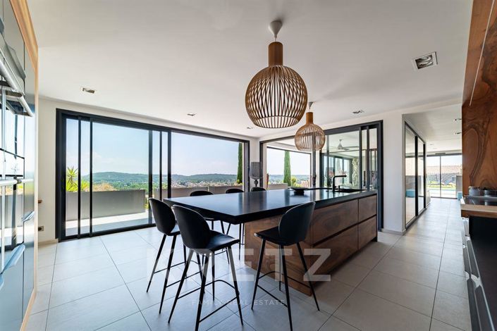 Image No.8-6 Bed House for sale