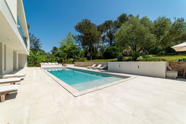 Image No.1-8 Bed House for sale