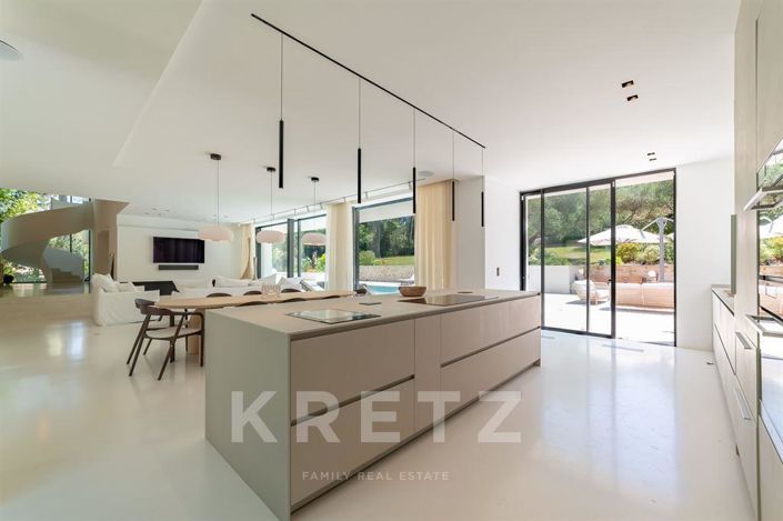 Image No.2-8 Bed House for sale