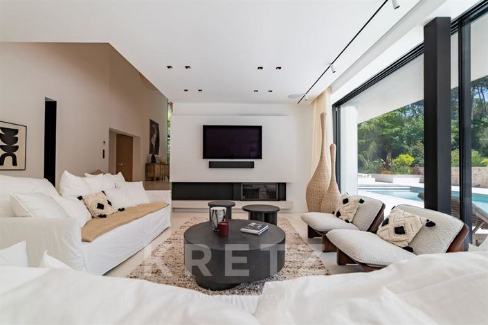 Image No.3-8 Bed House for sale