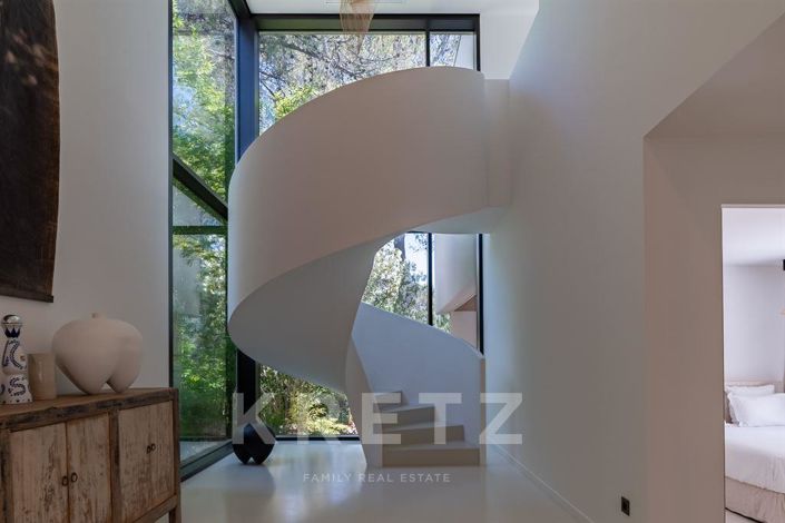 Image No.4-8 Bed House for sale