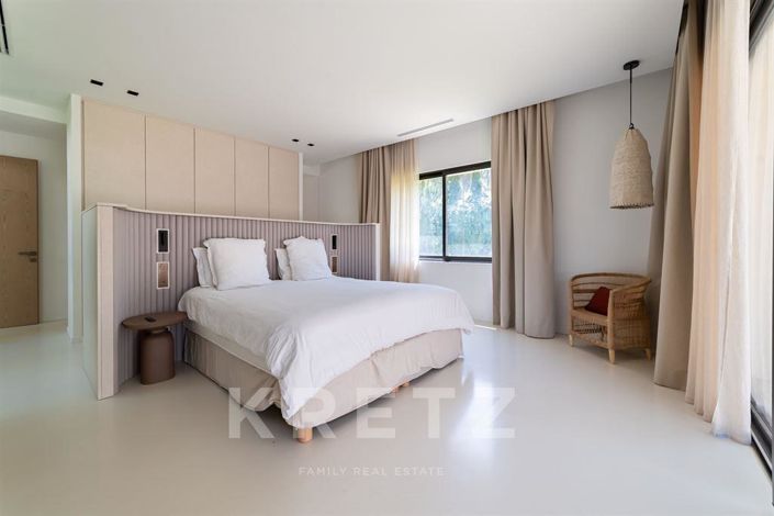 Image No.5-8 Bed House for sale