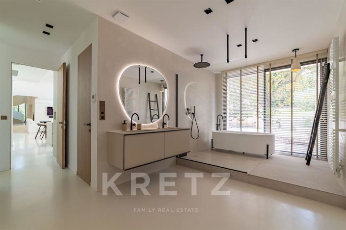 Image No.6-8 Bed House for sale