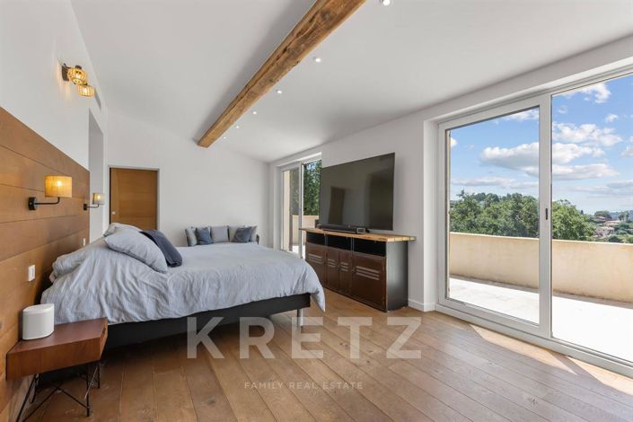 Image No.12-5 Bed Property for sale