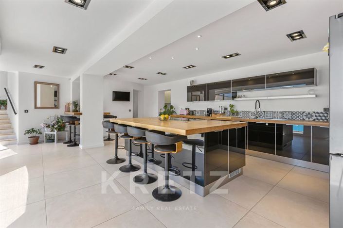 Image No.9-5 Bed Property for sale