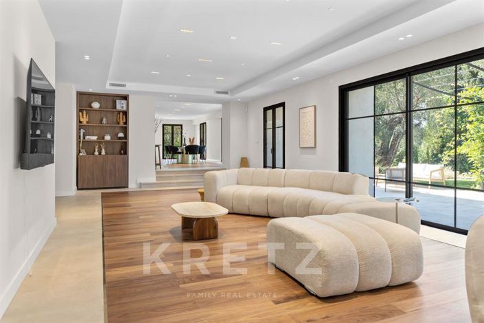 Image No.8-5 Bed House for sale