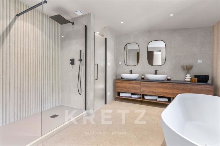 Image No.9-5 Bed House for sale