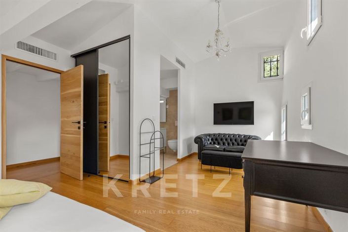 Image No.15-8 Bed House for sale