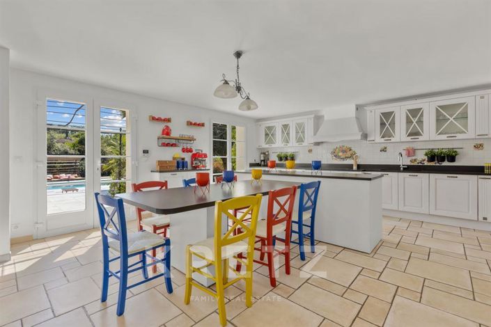 Image No.8-8 Bed House for sale