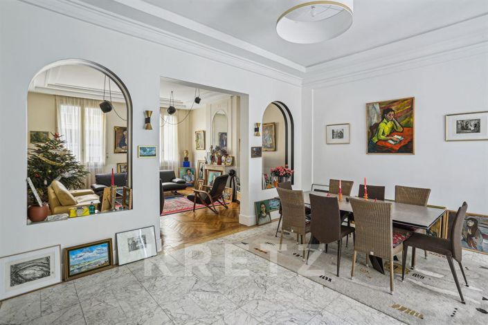 Image No.8-6 Bed House for sale