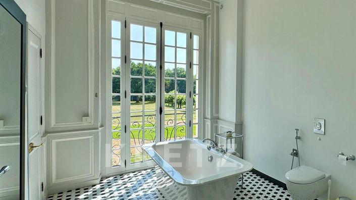 Image No.10-9 Bed Property for sale