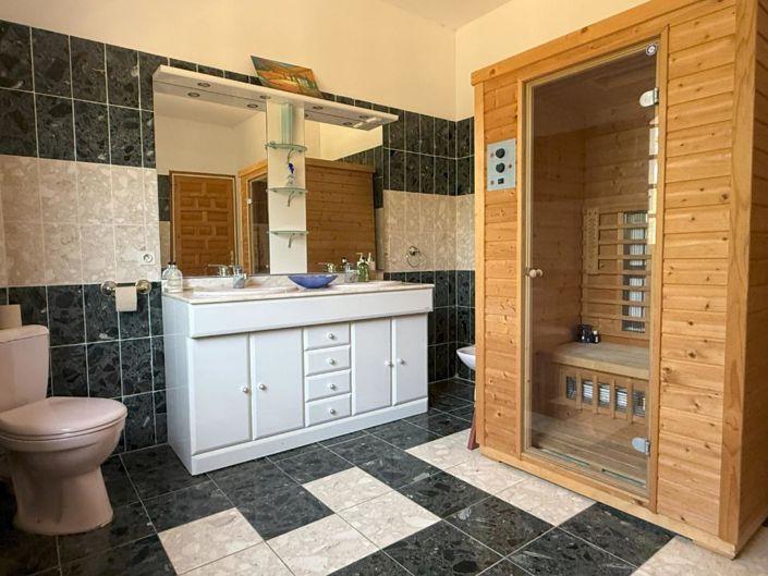 Image No.19-7 Bed House for sale