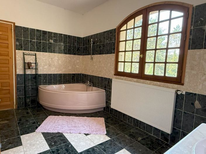 Image No.20-7 Bed House for sale