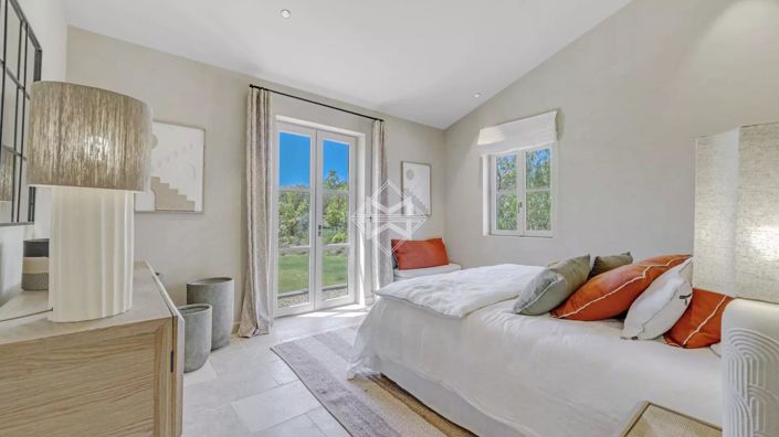 Image No.8-5 Bed House for sale