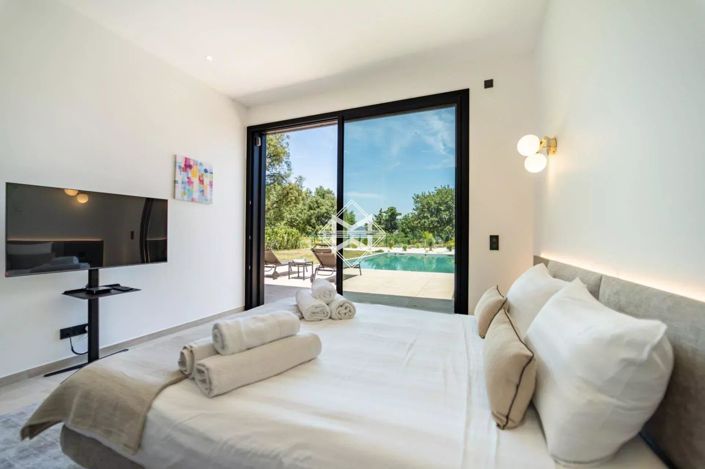 Image No.8-4 Bed House for sale