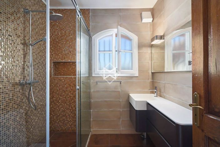 Image No.10-5 Bed House for sale