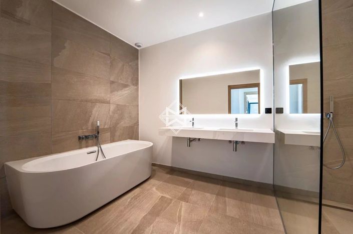 Image No.8-4 Bed House for sale