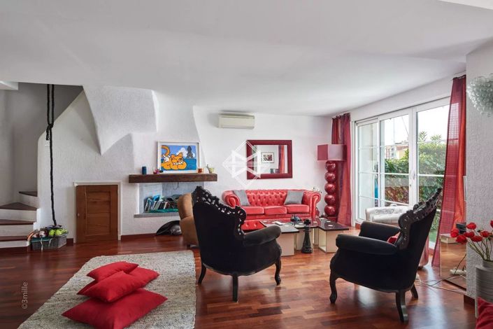 Image No.8-6 Bed House for sale