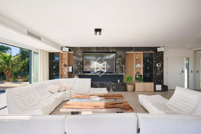 Image No.7-5 Bed House for sale