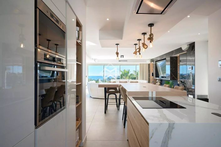 Image No.8-5 Bed House for sale