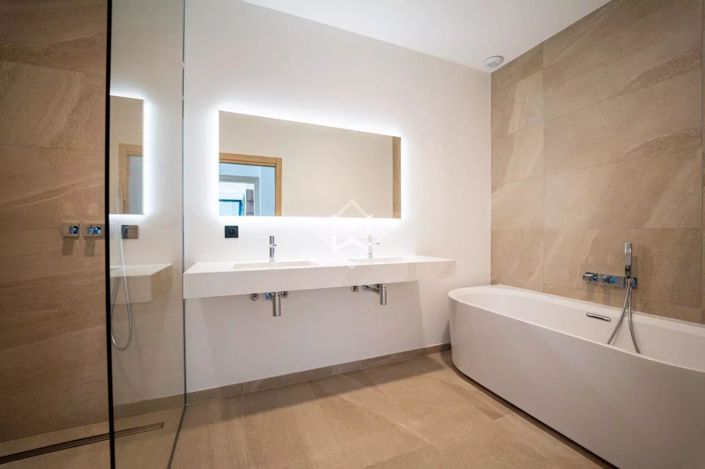 Image No.8-4 Bed House for sale