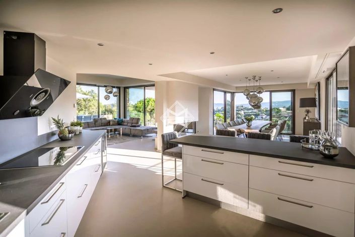 Image No.8-5 Bed House for sale