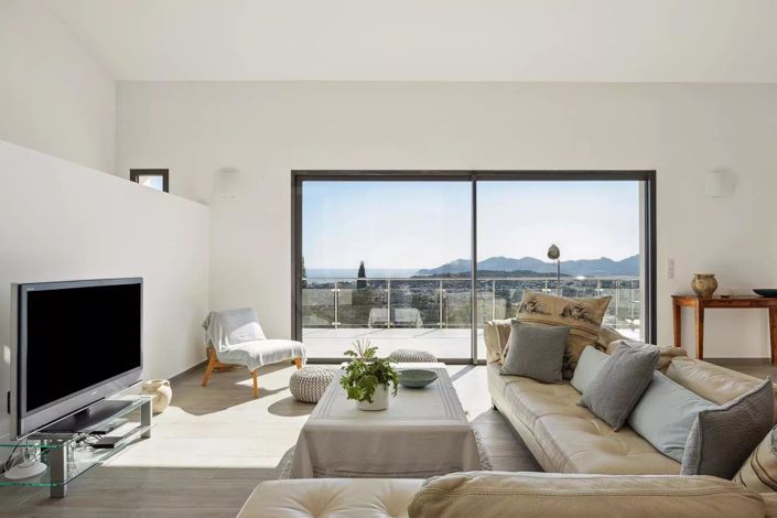 Image No.17-6 Bed House for sale