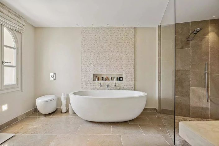 Image No.8-6 Bed House for sale