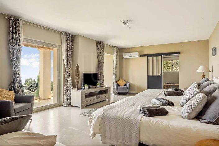 Image No.6-8 Bed House for sale