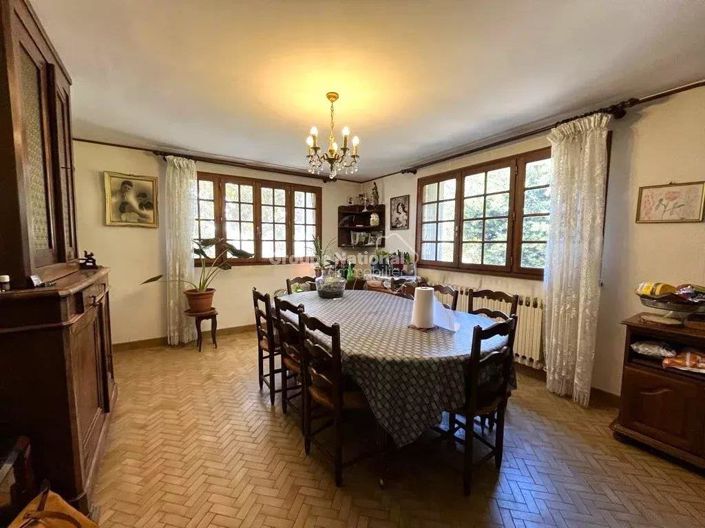 Image No.8-6 Bed House for sale