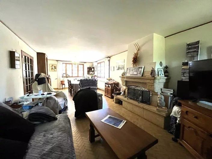 Image No.9-6 Bed House for sale