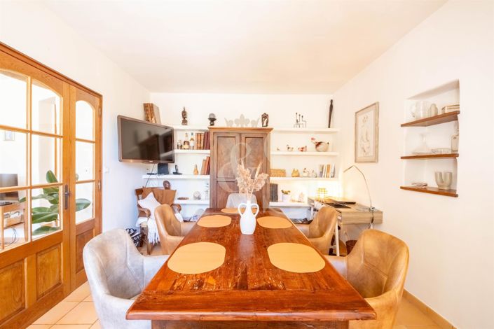 Image No.8-7 Bed House for sale