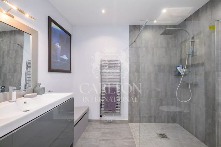 Image No.26-5 Bed House for sale