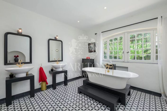 Image No.30-5 Bed House for sale