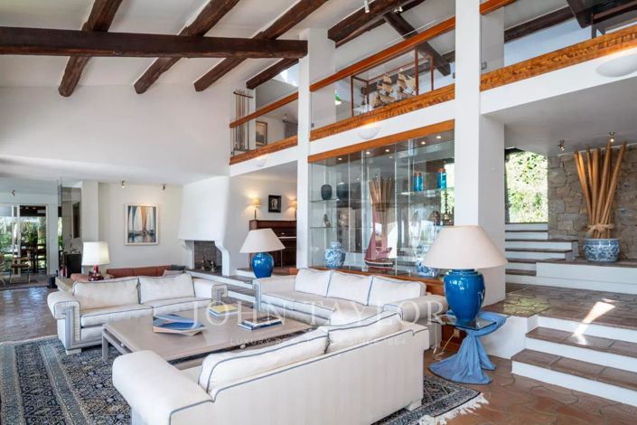 Image No.6-8 Bed House for sale