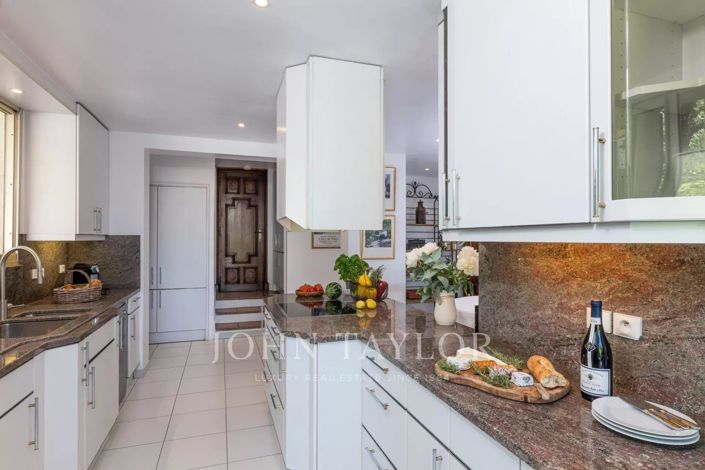 Image No.8-8 Bed House for sale